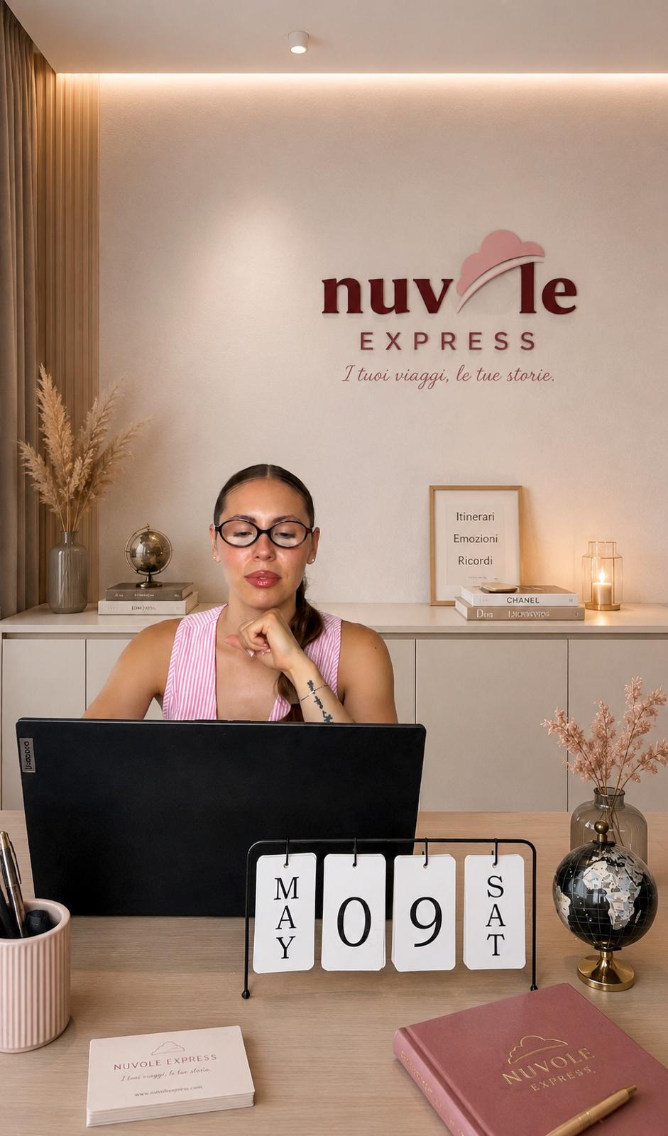 Sara alla scrivania Nuvole Express